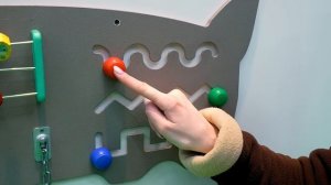 Маленькая Вера - Медведь играет в бизиборды на детской площадке На облачке