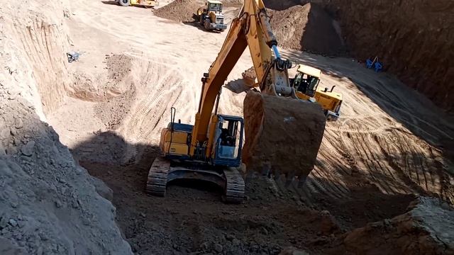 Как быстро копать котлована.Разработка котлавана экскаватором и мехлопаты. смотреть онлайн