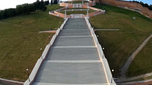 Нижний Новгород, Нижне-Волжская набережная, Чкаловская лестница, памятник катеру «Герой» смотреть онлайн