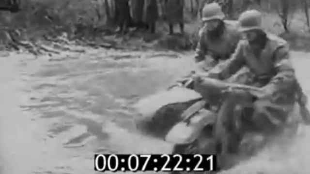 WERMACHT-WETTBEWERB.  MOTOREN RASEN IN DER EILENRIEDE. 1938