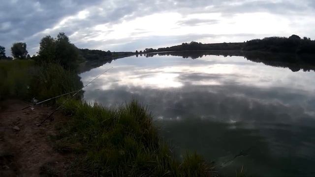 РЫБАЛКА НА ЖУРАВЛЁВКЕ В ПАСМУРНУЮ ПОГОДУ ЛОВЛЮ КАРАСЯ НА ДАЛЬНЯКИ, ФИДЕР В ХАРЬКОВЕ смотреть онлайн