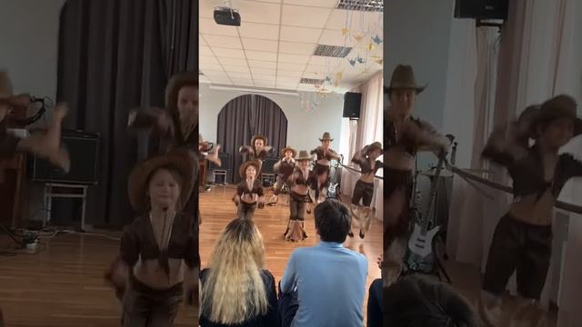 Танец ковбоев в школе Майбуття на 8 марта 2020г. смотреть онлайн