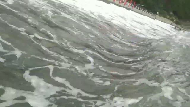 купание в море при волнах смотреть онлайн