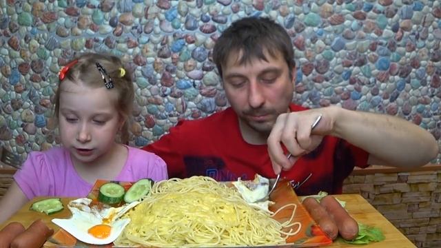 МУКБАНГ ДАША С ПАПОЙ КУШАЮТ СПАГЕТТИ С СЫРОМ И СОСИСКАМИ MUKBANG SPAGHETTI WITH CHEESE AND SAUSAGES смотреть онлайн