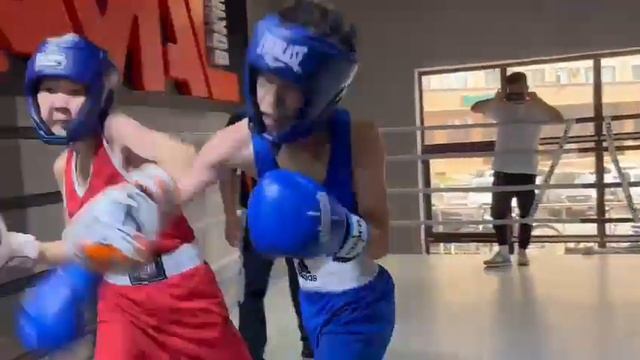 Бокс. Жомарт синий угол 2 раунд. смотреть онлайн