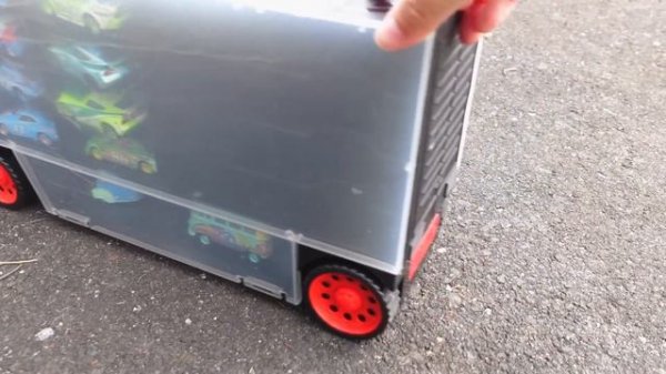 A big black truck finds and puts on 23 "Cars Tomica". minicar