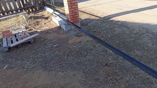 Забор из профлиста с кирпичными столбами и откатными воротами часть 2 смотреть онлайн