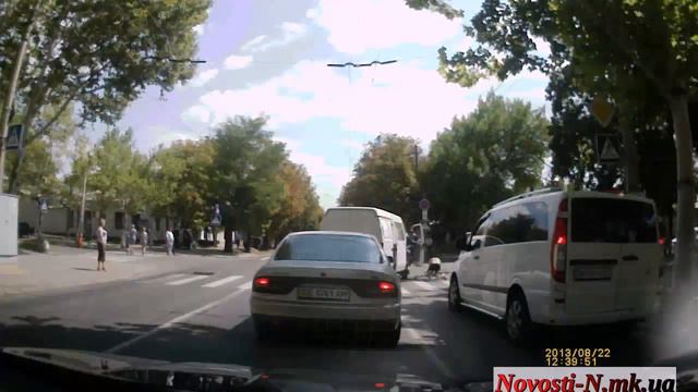 Видео Новости-N: В Николаеве велосипедист попал под Газель смотреть онлайн