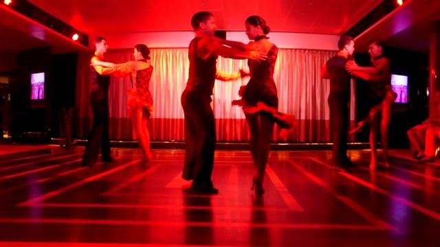 The Hypnotic Dancers - "Santa Maria" Tango Show смотреть онлайн