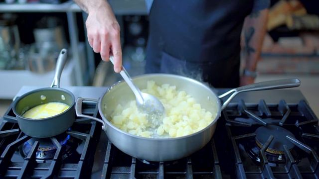 Binging with Babish: Steak, Eggs and Gravy from Twister смотреть онлайн
