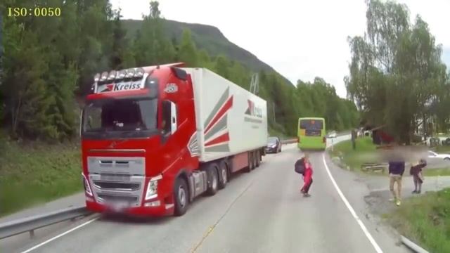 Volvo truck emergency braking system - How it Works смотреть онлайн