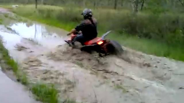 honda trx 700 vs mud!! смотреть онлайн