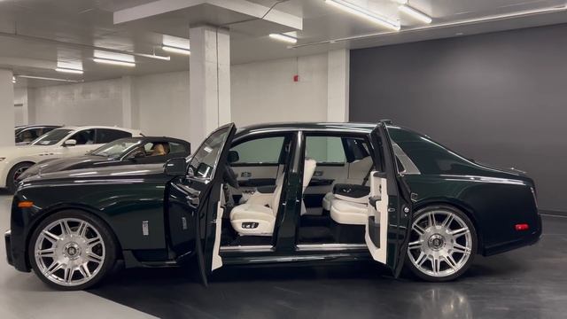 2022 Rolls-Royce Phantom Green - Walkaround in 4k смотреть онлайн