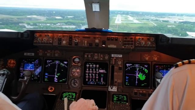 Момент посадки самолета Boeing 747-400 с видом из кабины пилотов. Посадка авиалайнера на ВПП смотреть онлайн