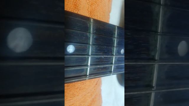 10 years old, Fender light strings (009-042).Every day has been used, on Yamaha f-340 bl guitar... смотреть онлайн