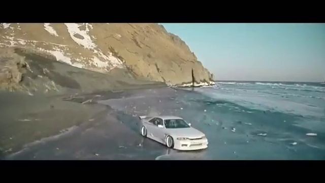 Nissan Skyline Дрифтing and Dragging на озере Камчатки по льду смотреть онлайн