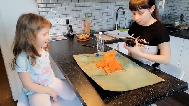 Делаем вулкан из соды и уксуса. смотреть онлайн