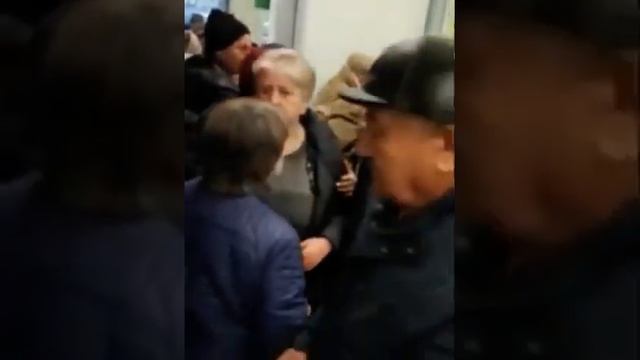 Во Владикавказе пенсионеры штурмуют отделение «Сбербанка» в день пенсии смотреть онлайн