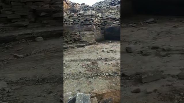 Добыча природного камня песчаник, серо зелёного оттенка, для дорожек, облицовки, строительства. смотреть онлайн