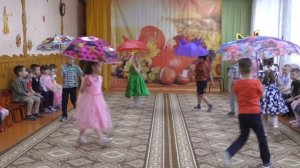 Танец "Дождик капает по крыше", исполняют дети подготовительной группы "Солнышко".