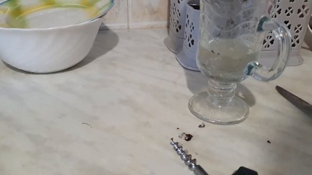 Как открыть кокос аккуратно и слить с него жидкость смотреть онлайн