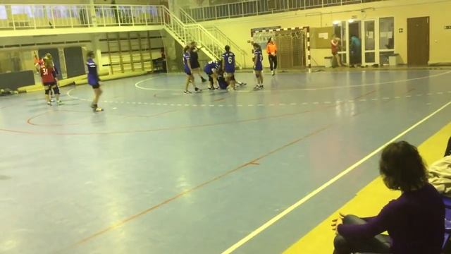 Наступила на голову сопернице