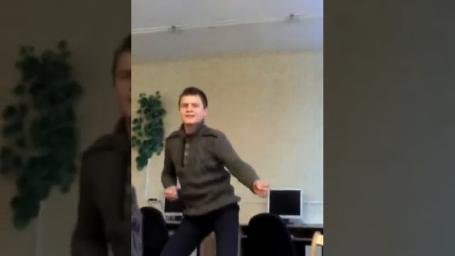 ЕДЕМ ЕДЕМ В СОСЕДНЕЕ СЕЛО, НА ДИСКОТЕКУ*)... смотреть онлайн