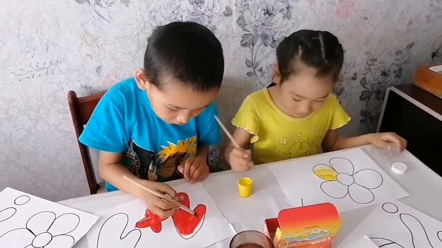 Балалар көңілді ән айтып сурет салуда. дети рисуют и весело поют смотреть онлайн