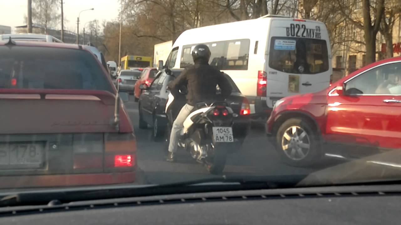 Мотоциклы и скутеры стоят городских ''пробках''. смотреть онлайн