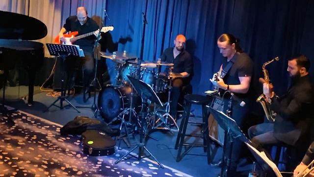 Autumn Leaves Live смотреть онлайн