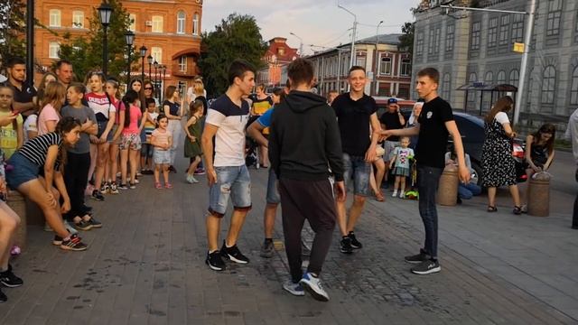 Огромный Батл "чинарики" VS "арзан" Туса Джуса Стерлитамак. Уличные танцы смотреть онлайн