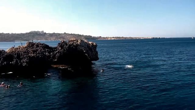 Кипр. Мыс Греко. Прыжки со скалы в море. смотреть онлайн