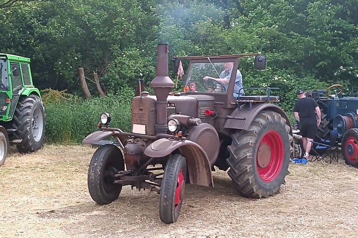 Дед решил показать ретро трактор 1939 года на нефтяном двигателе. смотреть онлайн