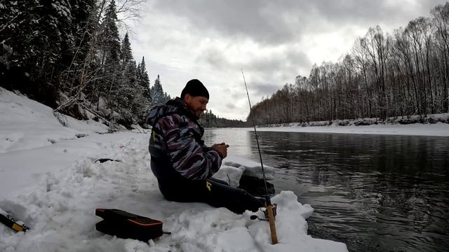 Горная Рыбалка в апреле на спиннинг. Ловля крупного ленка. Рыбалка в Сибири весной. смотреть онлайн