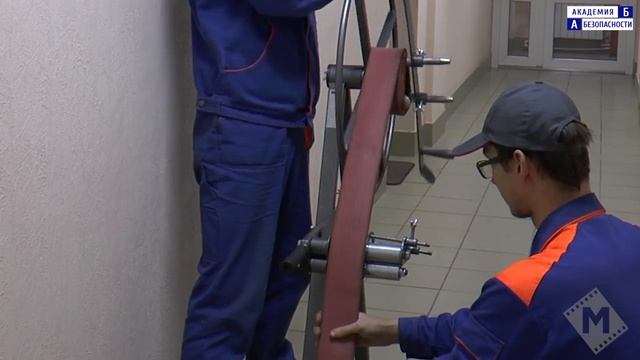 Намотка пожарных рукавов в одинарную скатку с помощью специальной установки смотреть онлайн