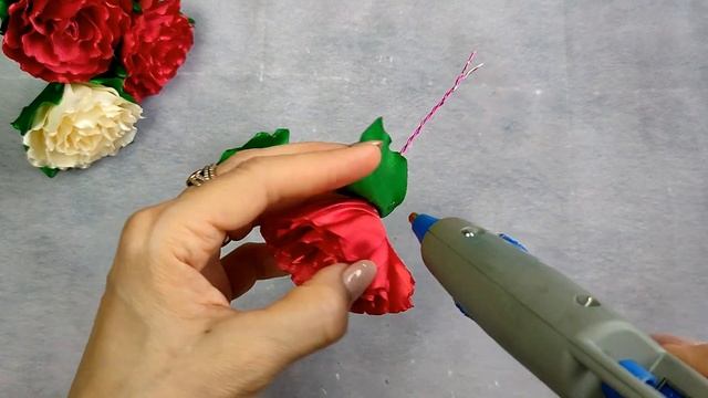 Цветы из лент Композиция в плетеной корзинке Розы из атласной ленты своими руками \Master diy смотреть онлайн