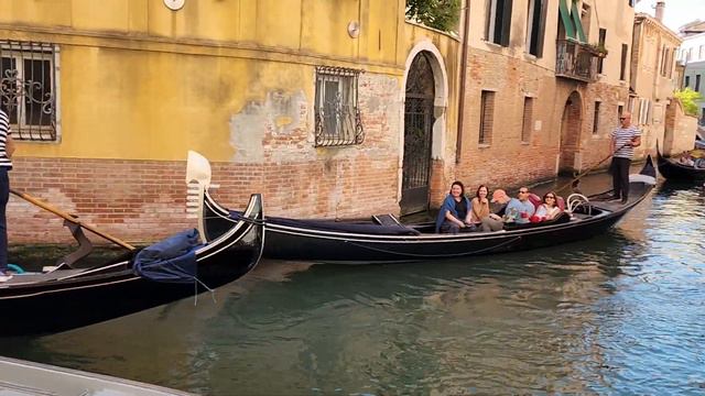 Gondola boat ride with accordion music in Venice 2023 смотреть онлайн