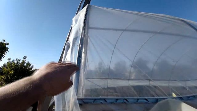 Как накрыть теплицу пленкой от А и до Я. Боковое проветривание теплицы смотреть онлайн