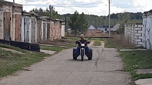 Мужики катаются на ЭЛЕКТРО трицикле. смотреть онлайн