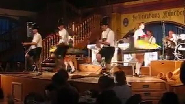 Hofbrau House - spinning girls on stage, Germany смотреть онлайн