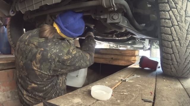 Замена масла в ДВС, смена масляного и воздушного фильтров на Mitsubishi L200 смотреть онлайн