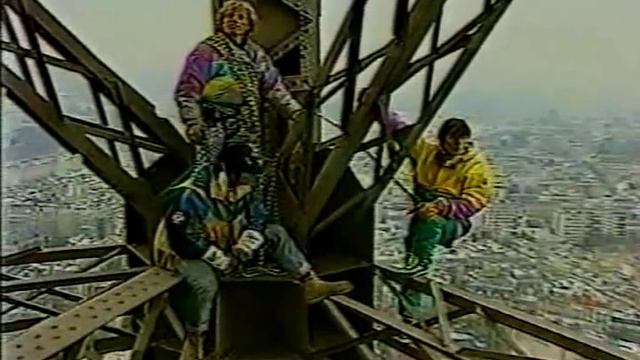 Albert Stalk free climbs the Eiffel Tower : Part 2 смотреть онлайн