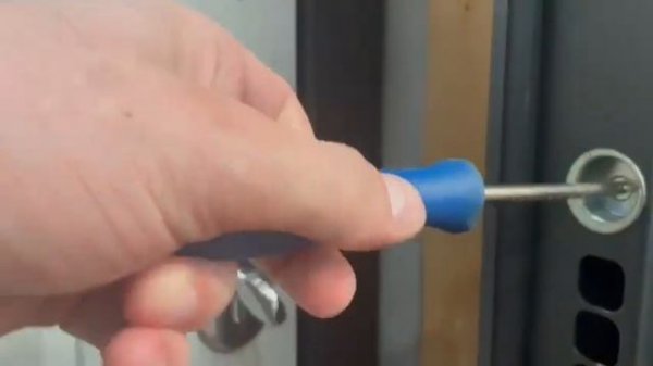 Регулировка входной двери Sigma Doors эксцентриком. Видеоинструкция