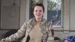 Анна Долгарева читает свои стихи бойцам