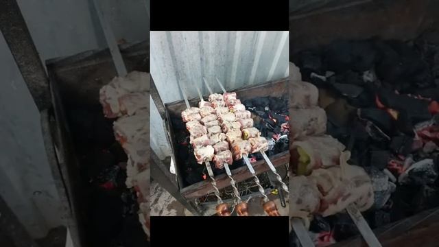 Рулетики из говядины с беконом на огне. смотреть онлайн