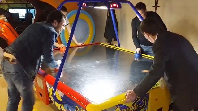 Аэрохоккей 2 на 2 в ТЦ "Замок", Минск смотреть онлайн