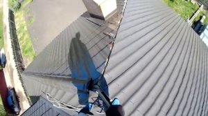 Монтаж полукруглых коньков на крыше из металлочерепицы. Высотные работы. Своими руками.