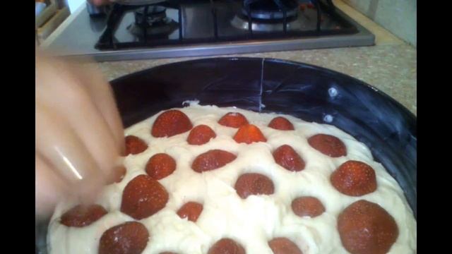 Клубничный, оболденный пирог за 5 минут+ время для выпечки