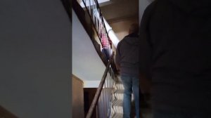 Как занести  4х метровый рулон линолеума на любой этаж.