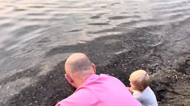 Папа и Лилишка играют у озера. Июль 2022